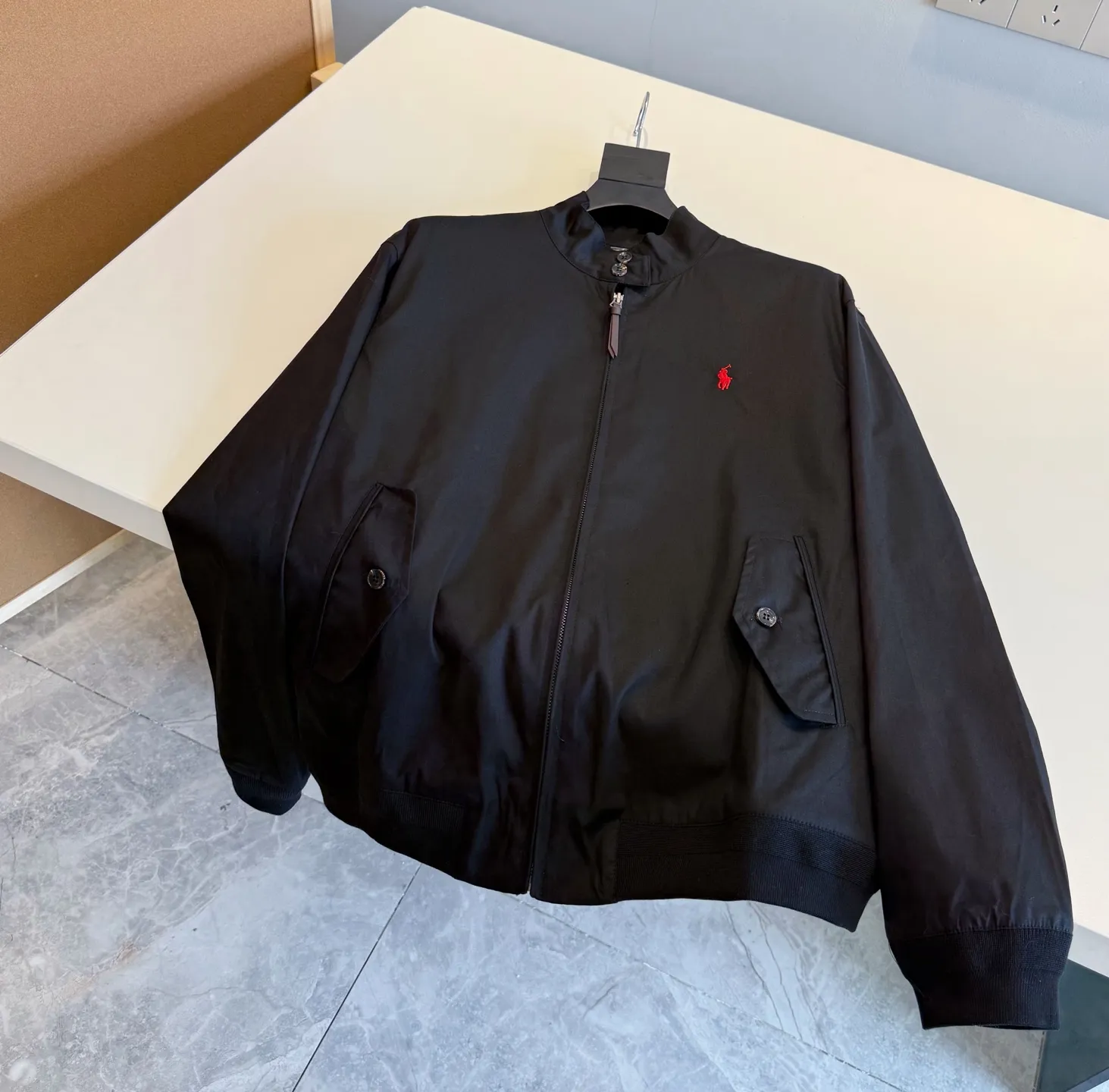 P350 model number: R05 Ralph Lauren unisex old money style old cadre stand collar workwear Harrington jacket color #khaki black size #M L The fabric has a double-layer shin feel and is full of weight! It's not as heavy as a regular jacket, and the ordinary cotton material feels really different. This one is super comfortable, soft and stylish, and has a green plaid interior that has a retro movie fashion feel! The fit is loose but not baggy. The size is just right and not picky. The dropped shoulder design modifies the shoulders without making them look bulky. This silhouette is a style that will never go out of style after being worn for a long time. The upper body is also very durable and recognizable. The loose and reasonable fit can be worn by both men and women. It is easy to create a clean and refreshing boyish look. Length: 68/70/72/74 Bust: 122/126/130/134 Shoulder width: 53/54/55/56 Sleeve length: 65/66/67/68
